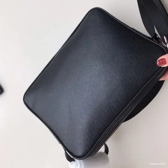 Vuitton Messenger Louis 0422
